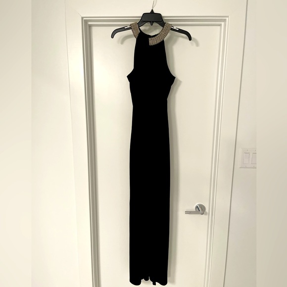 Elegant Halter Neck Black Gown - Picture 1 of 6